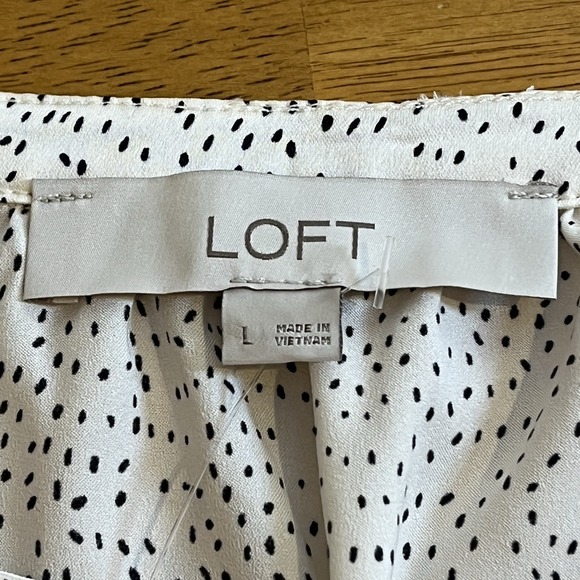 Loft Womens Size Large Ivory Satin Finish Black Dots Button Bubble Hem Shell - Picture 8 of 9